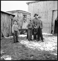 [Manot: elderly man with caravan or travelling wagon (Romani?), and family with horses and ponies]
