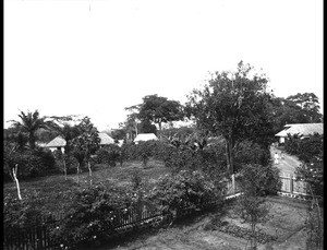 Aussicht vom Missionshaus von der Veranda auf Garten und Kapelle