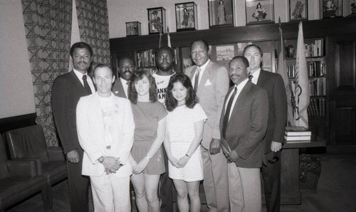 Tom Bradley posing with a man from Kenya and others, Los Angeles, 1985