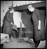 [Angers: women at kitchen fire]