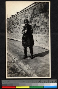 Chinese beggar woman, Jiangsu, China, ca.1900-1932