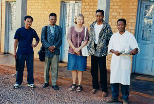 Ruth Sloth Pedersen flankeret af medarbejdere ved FLM-hospitalet (det lutherske hospital) i Ambohibao, Tananarive, Madagaskar, i november 2002