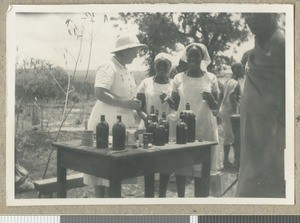 Matron and nurses dispensing drugs, Eastern province, Kenya, ca.1949