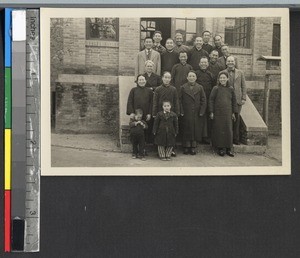 Two missionaries with several Chinese men and women, Tehchow, Shandong, China, ca. 1920