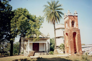 West Bengal, Nordindien. Missionær, pastor Kampps lille kirke i Narainpur. Missionærparret Signe og Hans Peter Hansen Kampp blev pionerer for arbejdet blandt bengalerne fra 1922. I 1925 blev missionsstationen i Narainpur grundlagt. De følgende år blev der dannet en lille menighed, og denne kirke blev bygget