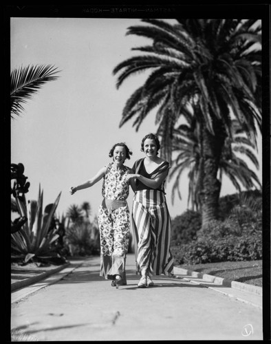 Models Ruth Hildebrandt and Margaret Webber at Palisades Park, Santa Monica