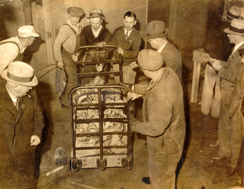 [Preparation of gold shipment to Denver in old Mint building at Fifth and Mission street]