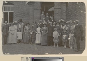 Group portrait outside Blantyre hospital, Malawi, ca.1915