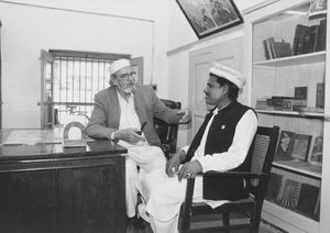 Den Nordvestlige Grænseprovins/NWFP, Pakistan. En pathansk mand i samtale med pastor Jens Enevoldsen. (Missionær i Dansk Pathanmission, 1958-72)
