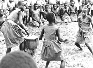 Bukoba, Tanzania. Fra Kibeta-skolen for skandinaviske missionærbørn. Lokale skolepiger danser på Nationaldagen, 1965