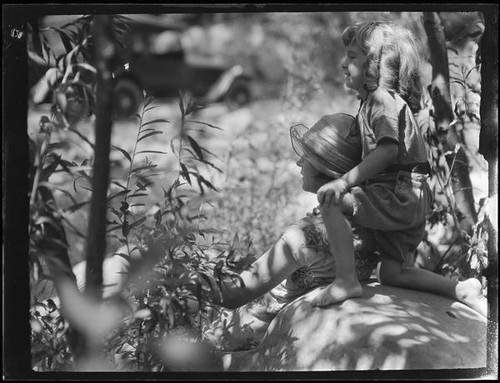 Clara and Carolyn Bartlett in the shade, Santa Monica, circa 1926