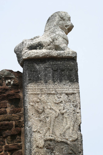 Stūpa: Kantaka Cētiya: Vāhalkada: Lion stele