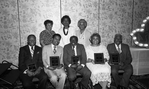 Jessie Mae Beavers posing with award recipients, Los Angeles, 1987