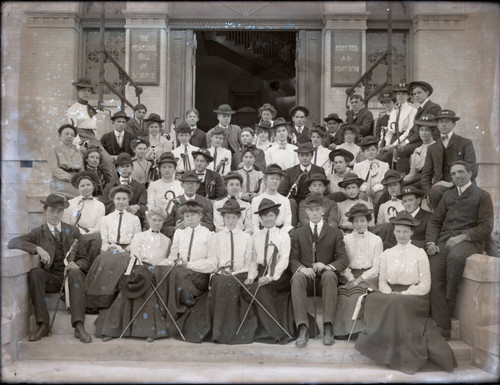 Pomona College class of 1906 on the steps of Pearsons Hall