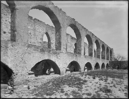 San José y San Miguel de Aguayo. Ruined arches