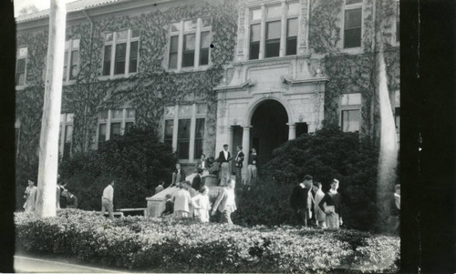 Students in front of Holmes Hall, Pomona College