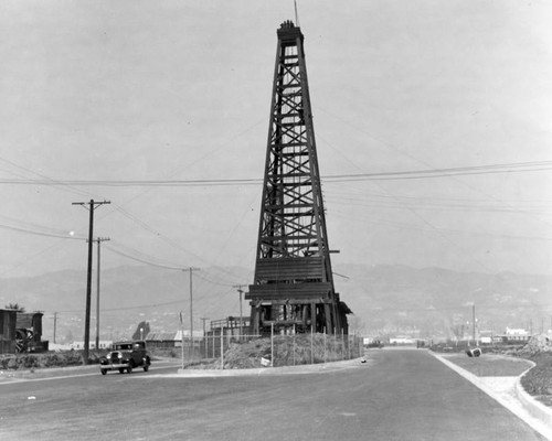 Oil well in La Cienega, 1930
