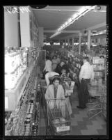 Shoppers in supermarket that reopened after 28-day strike in Los Angeles, Calif., 1959