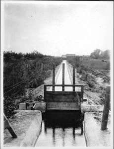 Headgate of an irrigation ditch in Imperial Valley, ca.1920