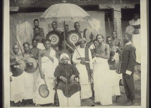 Rajah von Kuttipuram in Malabar (Indien) mit Schwert-Wedel-Schirm- u. Fächerträgern, Verwandten (Najer), Brahminen u. Soldaten