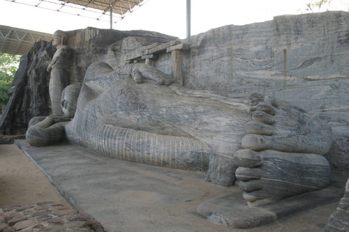 Gal Vihāra complex: Recumbent Buddha figure: Statue carved in rock
