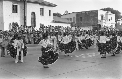 Cumbiamba Agua P'a Mi dancers performing, Barranquilla, Colombia, 1977