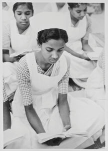Nordindien, Santal Parganas. Mohulpahari Sygeplejeskole, grundlagt af den amerikanske missionær og sygeplejelærer, Alice Axelson, 1953. Foto fra bedeværelset. Komalini er sendt til uddannelse af lægemissionær Else Høilund, Rajadighi Hospital