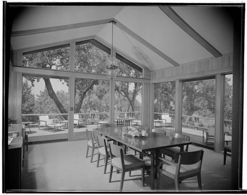 Pace Setter House of 1956 [Epstein residence]. Dining room and Outdoor living space