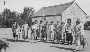 Nogle af de unge, samt små skolepiger i gården i Kwantien. Maj 1931