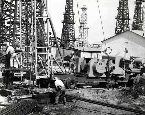 Hoist in use for oil drilling