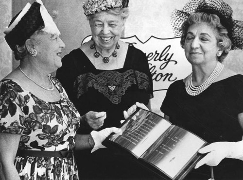 Eleanor Roosevelt receiving award at luncheon of Women's American ORT