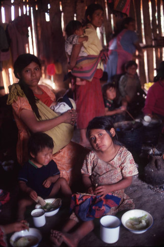 Guatemaln refugees eating, Cuauhtémoc, 1983
