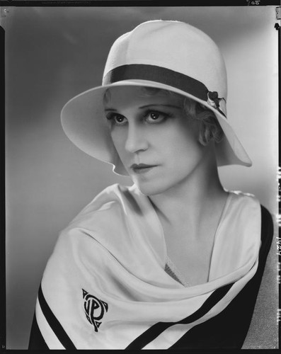 Peggy Hamilton modeling a felt hat, 1931