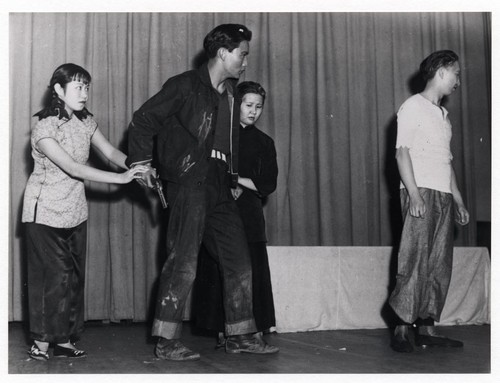 Scene from the Little Drama Club's production of Thunder and rain at the Great China Theatre in 1942 /