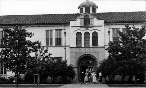 [Students gathered at east entrance of Business Building]