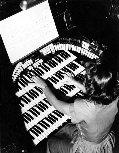 [Organist]