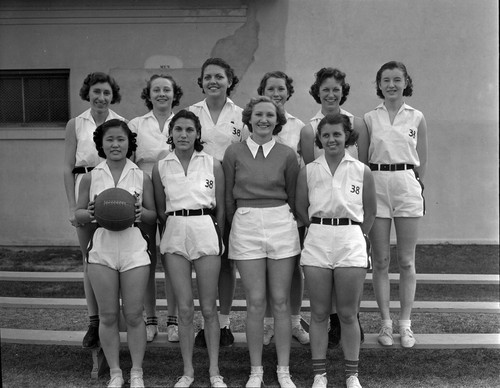 [Women's basketball team]