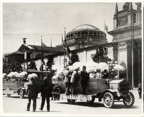 [Roofless buses at the Panama-Pacific International Exposition]