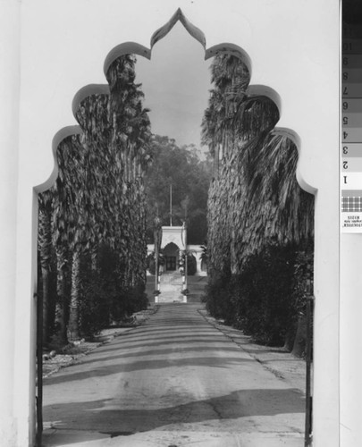 El Miradero through the front archway