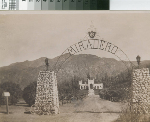 Miradero, old gate with bicycle