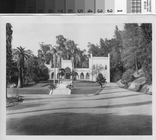 El Miradero with driveway leading to the porte cochere
