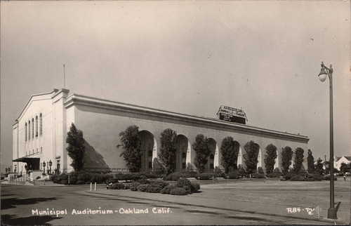 [Postcard of the Municipal Auditorium, Oakland Calif.]