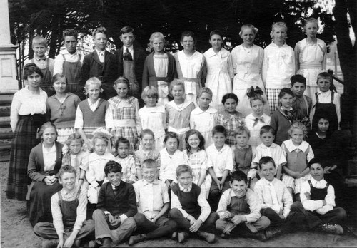 Class photograph at Murray School (1919-1920)