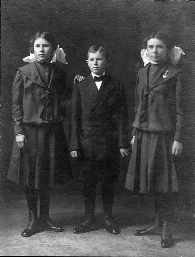 Portrait of Beatrice Buck Hatt (1898-1976), John Buck and Margaret Buck Knacke (1898-1976), c. 1900s photograph