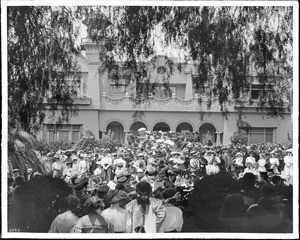 Bandstand and gathering at the residence of Paul deLongpre on Hollywood Boulevard and Cahuenga Avenue, Hollywood, ca.1910