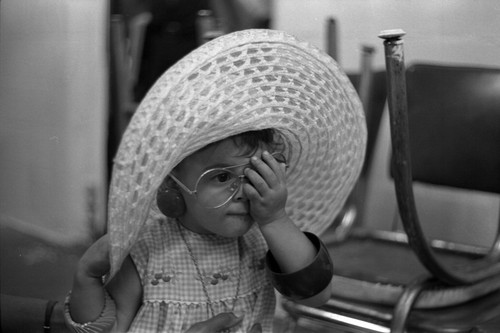 Child with big glasses and a big hat