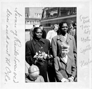 Besøg fra Nordindien. Pastor Naran Soren og frue Raude Soren, ved ankomsten til Oslo, Norge. (Naran Soren, født 1908 og ordineret 1934. De var på et års ophold i Norge og Danmark, ca. 1956)