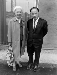 Præsident for Taiwan Lutherske Kirke/TLC, pastor Chang Chi Tang på besøg i Danmark, 1971. Ses her med tidligere missionær Helga Bech-Andersen