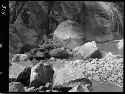Big Creek - Mammoth Pool - General view of boulders in river bottom at downstream rock toe area