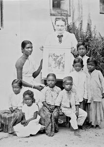 DMS missionær Martha Agathe Berg med børn fra missionens mindste søndagsskole, Madras, Sydindien